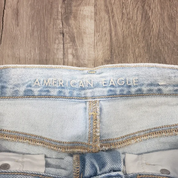 AE Mom Short Light Wash Women's 2 (28) High Rise Distressed Jean Shorts Raw Hem - Picture 3 of 8